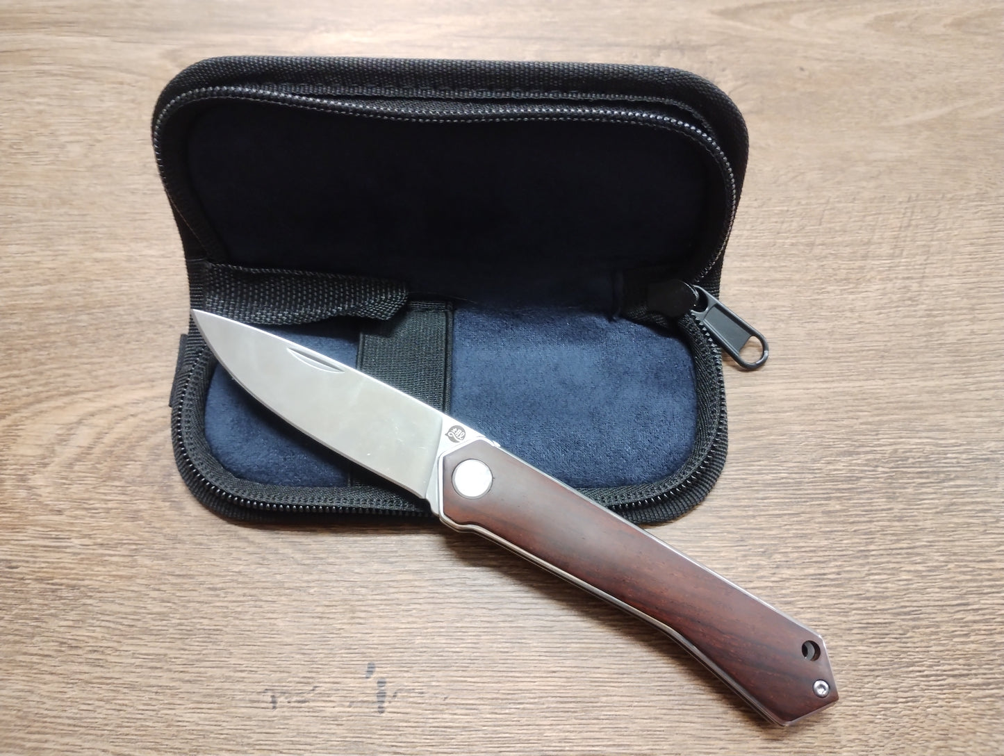 Nóż składany kieszonkowy ze stali nierdzewnej z rękojeścią z drewna sandałowego