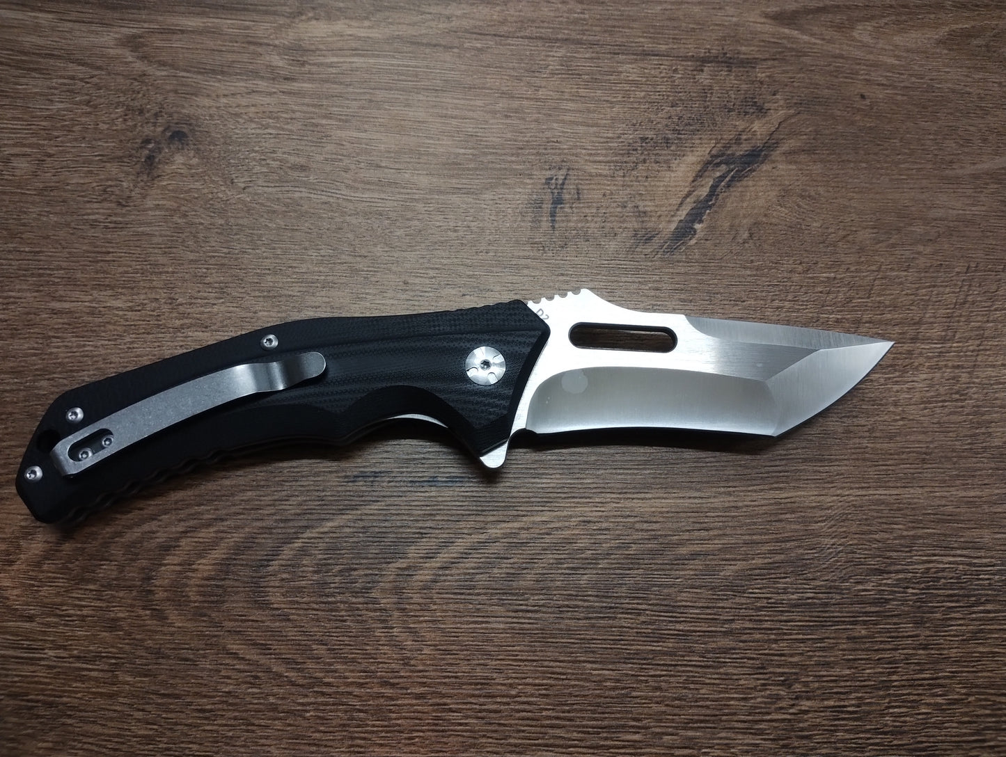 Nóż składany z ostrzem D2 i rękojeścią G10