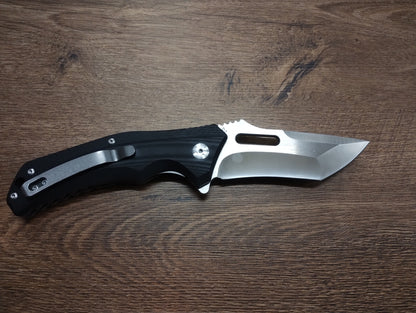 Nóż składany z ostrzem D2 i rękojeścią G10