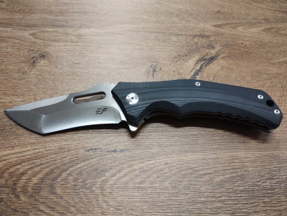 Nóż składany z ostrzem D2 i rękojeścią G10