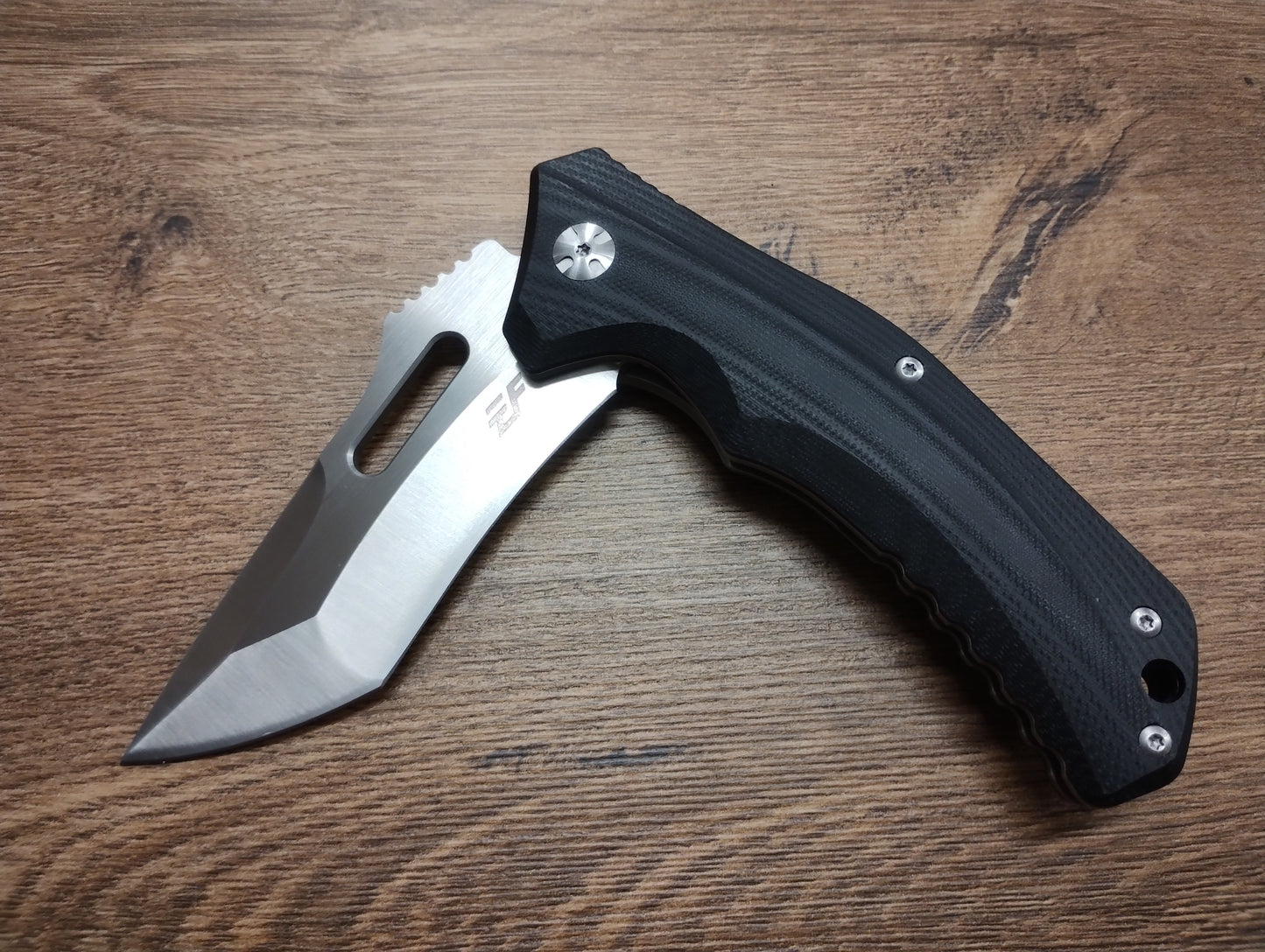 Nóż składany z ostrzem D2 i rękojeścią G10