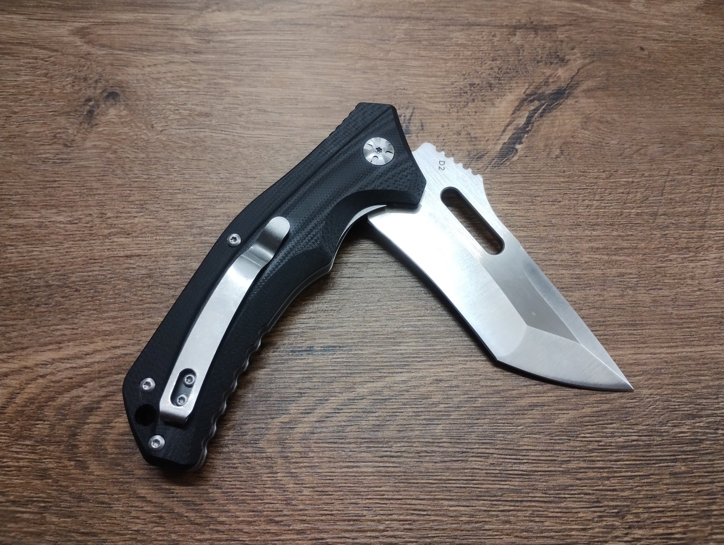 Nóż składany z ostrzem D2 i rękojeścią G10