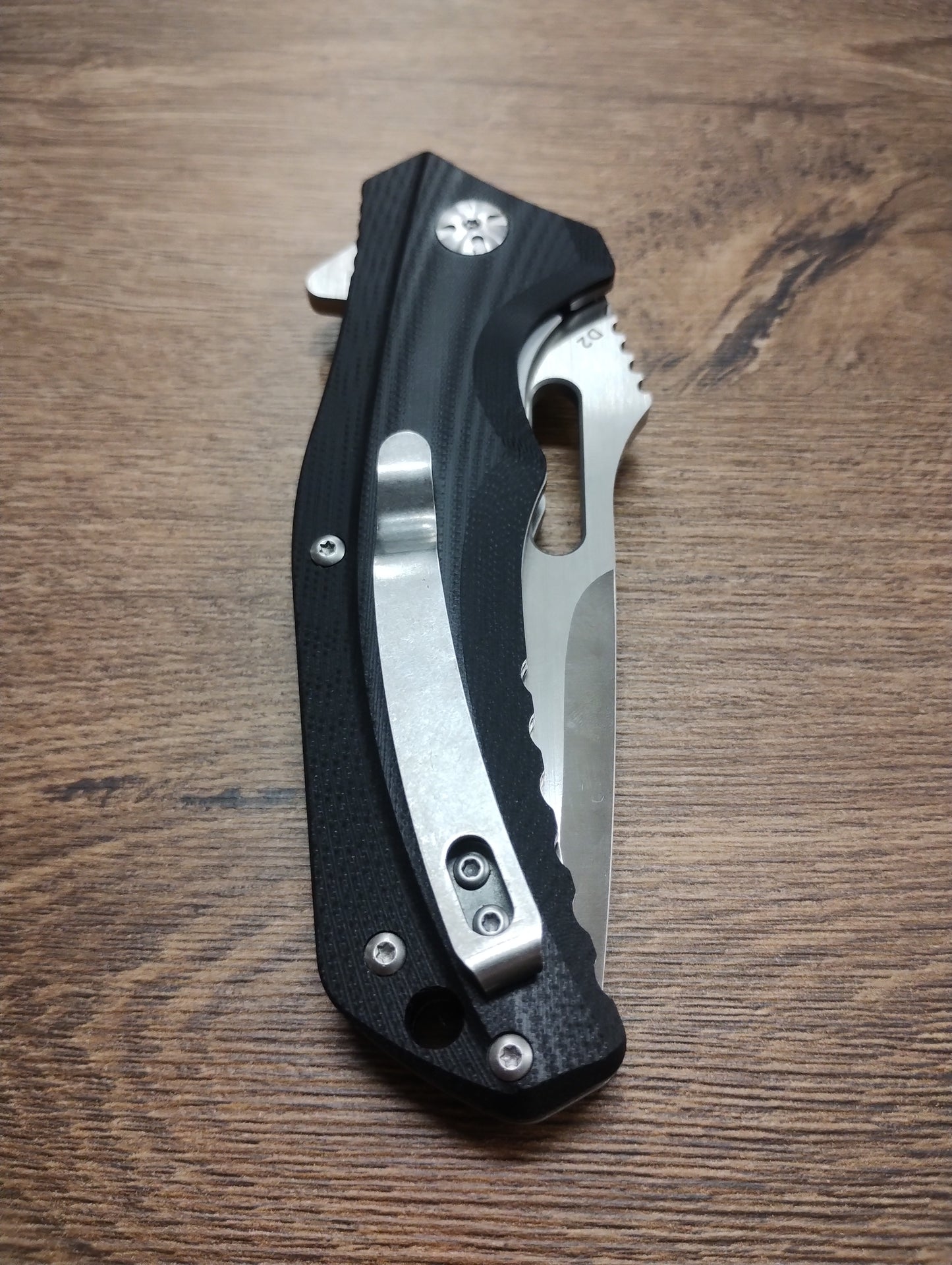 Nóż składany z ostrzem D2 i rękojeścią G10