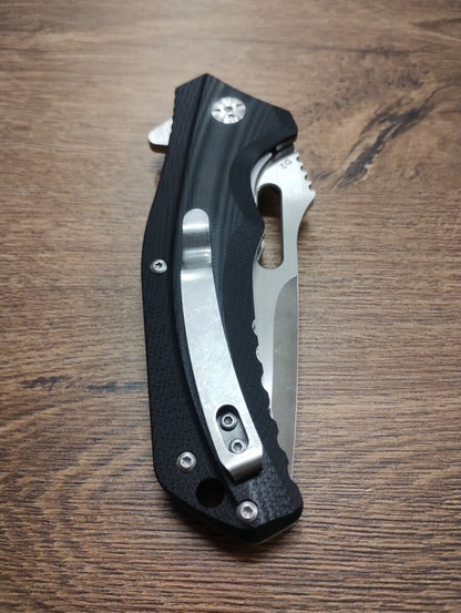 Nóż składany z ostrzem D2 i rękojeścią G10