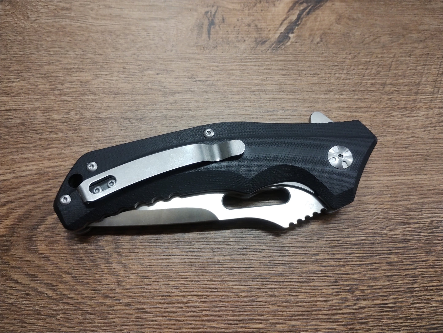 Nóż składany z ostrzem D2 i rękojeścią G10