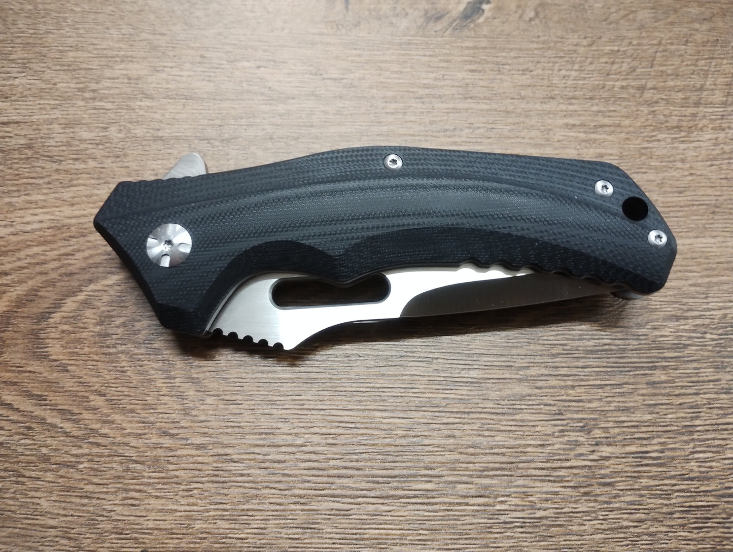 Nóż składany z ostrzem D2 i rękojeścią G10