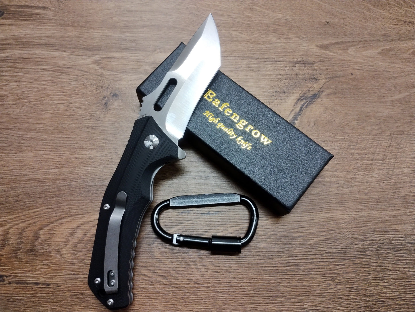 Nóż składany z ostrzem D2 i rękojeścią G10