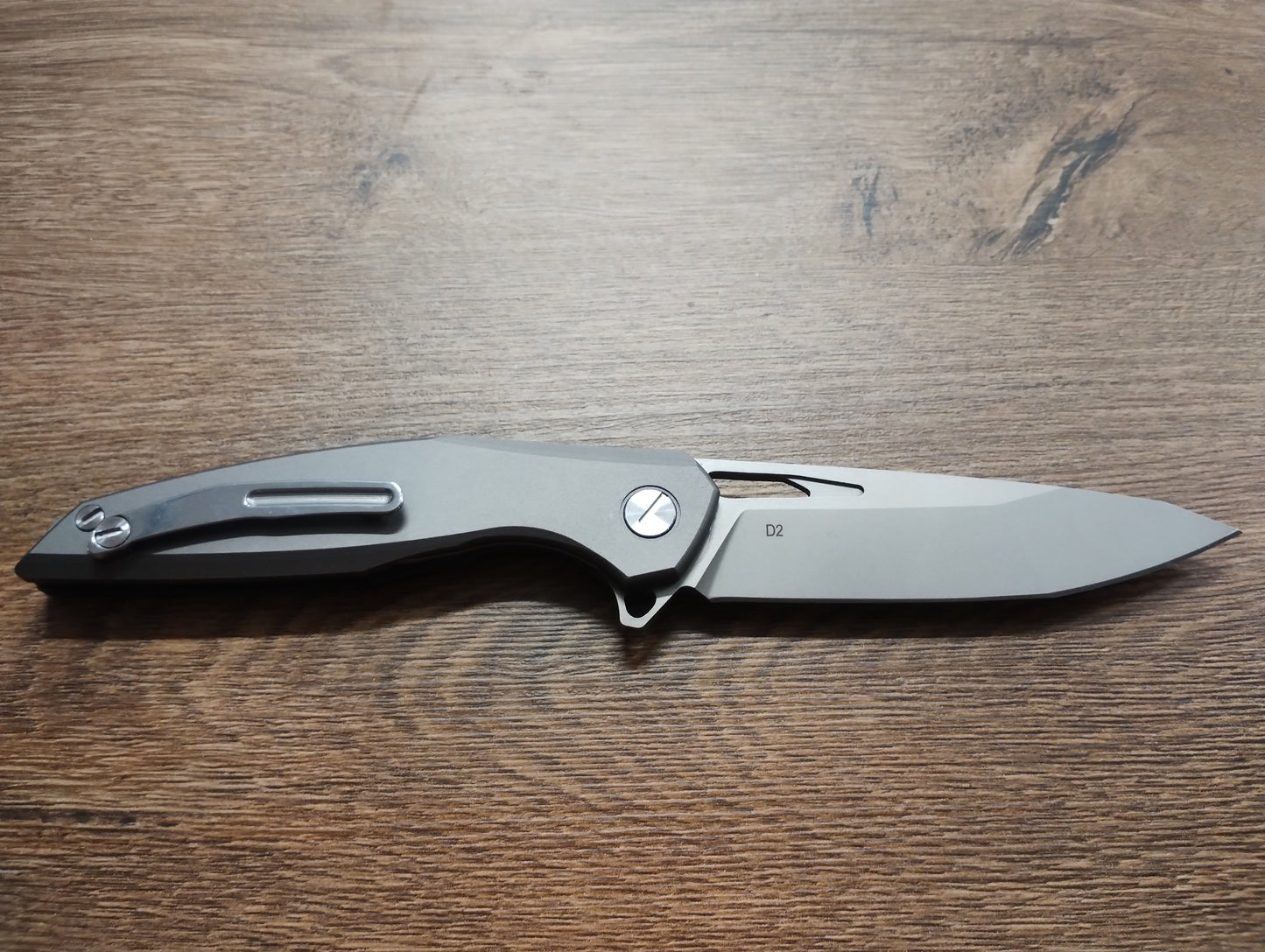 Nóż składany z ostrzem D2 i rękojeścią 420 z wkładką z włókna węglowego