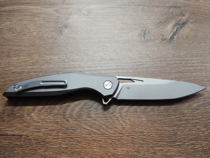 Nóż składany z ostrzem D2 i rękojeścią 420 z wkładką z włókna węglowego