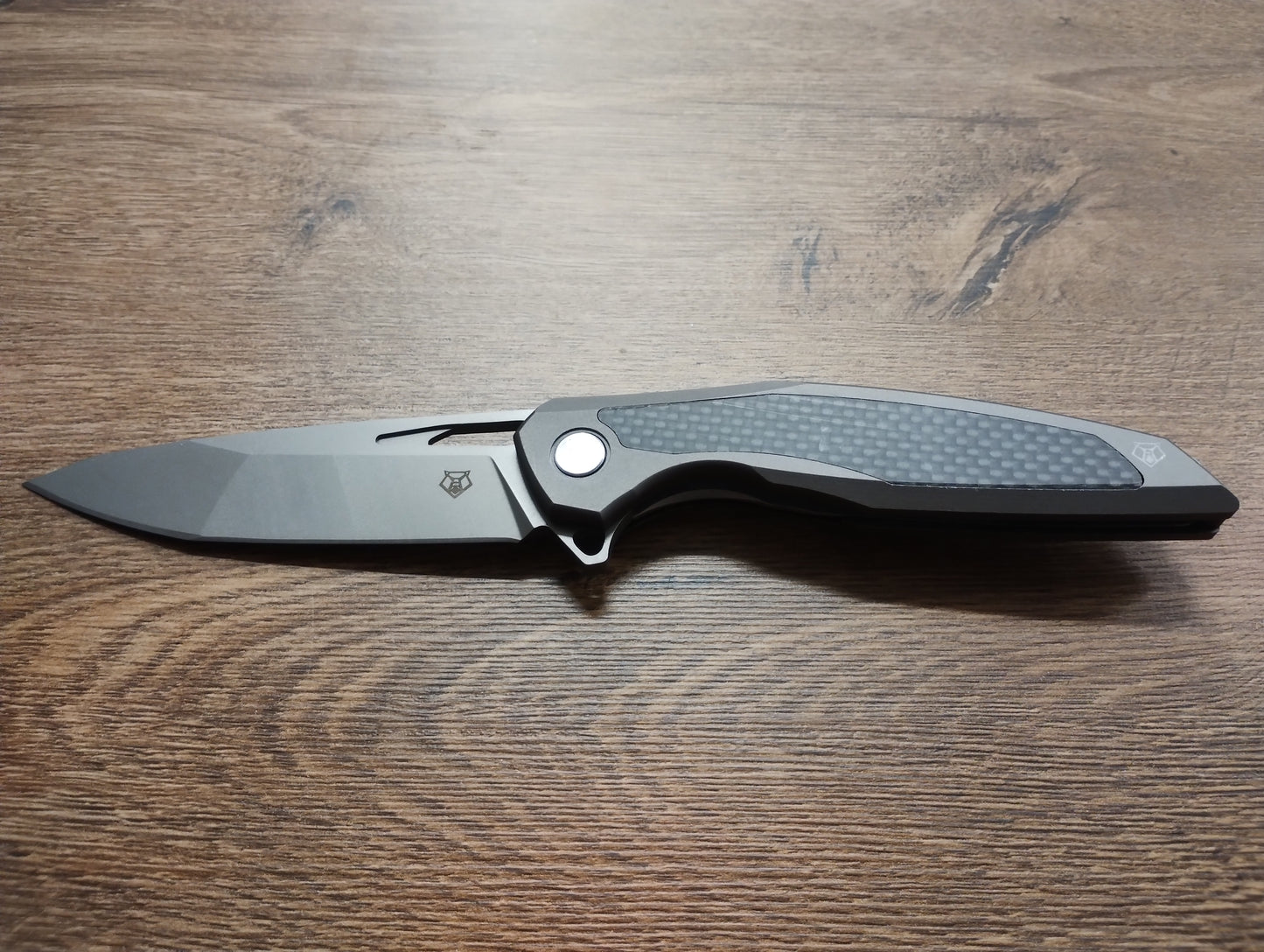 Nóż składany z ostrzem D2 i rękojeścią 420 z wkładką z włókna węglowego