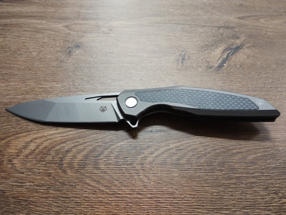 Nóż składany z ostrzem D2 i rękojeścią 420 z wkładką z włókna węglowego