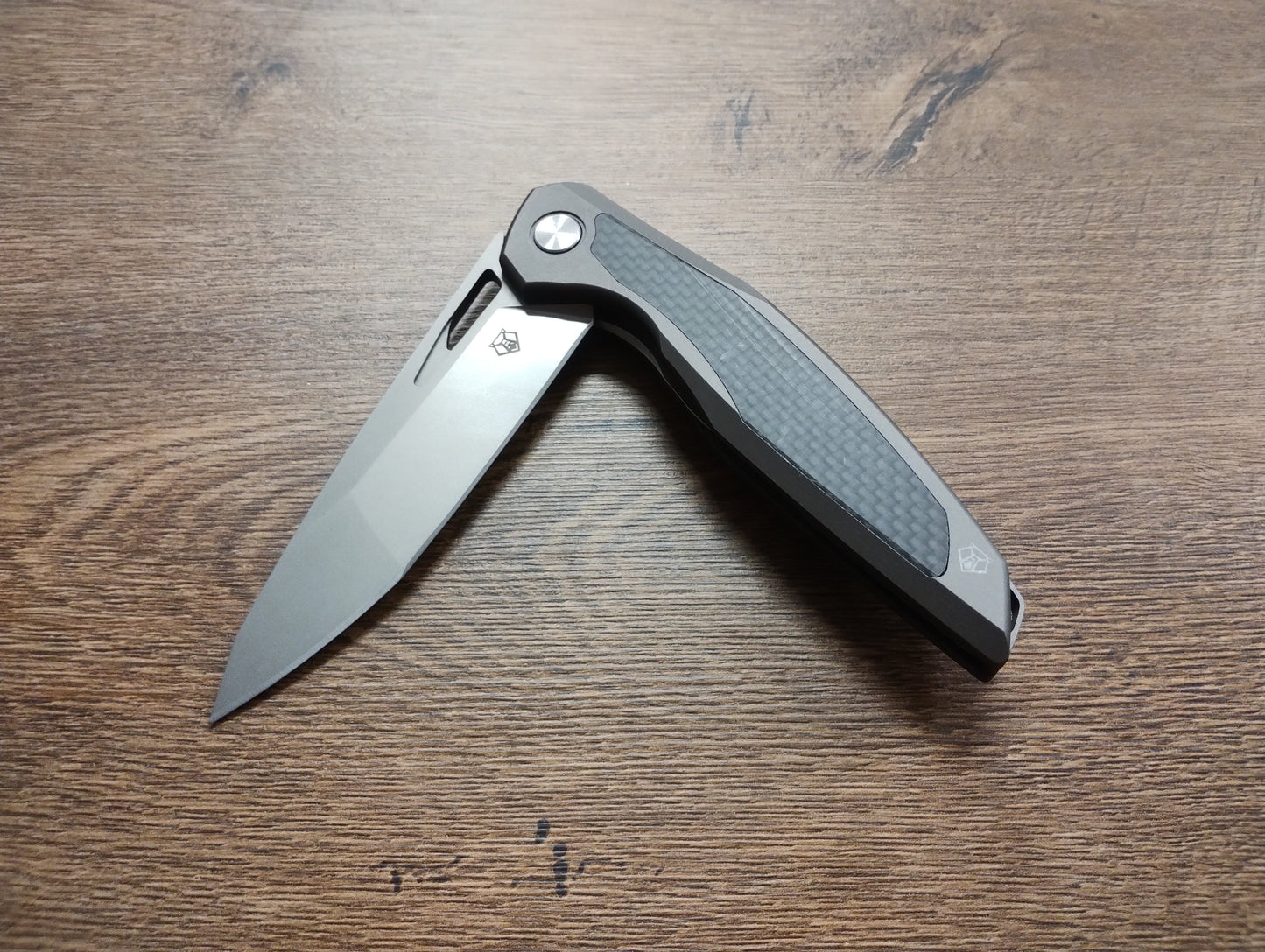 Nóż składany z ostrzem D2 i rękojeścią 420 z wkładką z włókna węglowego