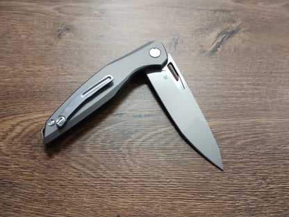 Nóż składany z ostrzem D2 i rękojeścią 420 z wkładką z włókna węglowego