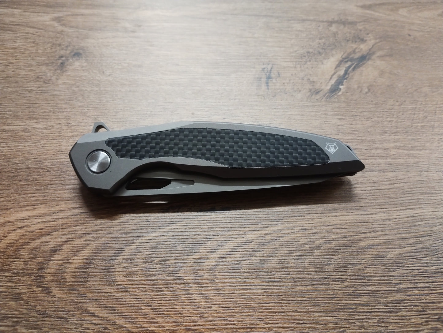 Nóż składany z ostrzem D2 i rękojeścią 420 z wkładką z włókna węglowego