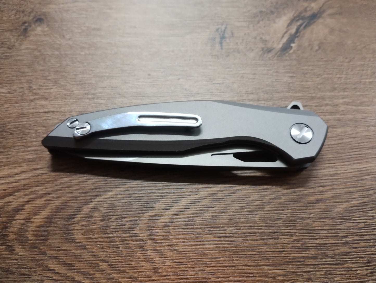 Nóż składany z ostrzem D2 i rękojeścią 420 z wkładką z włókna węglowego