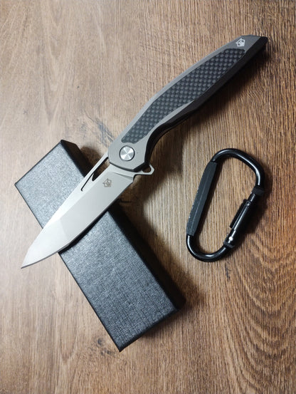 Nóż składany z ostrzem D2 i rękojeścią 420 z wkładką z włókna węglowego