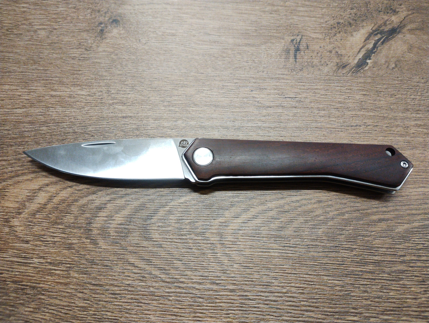 Nóż składany kieszonkowy ze stali nierdzewnej z rękojeścią z drewna sandałowego
