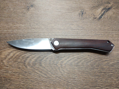 Nóż składany kieszonkowy ze stali nierdzewnej z rękojeścią z drewna sandałowego