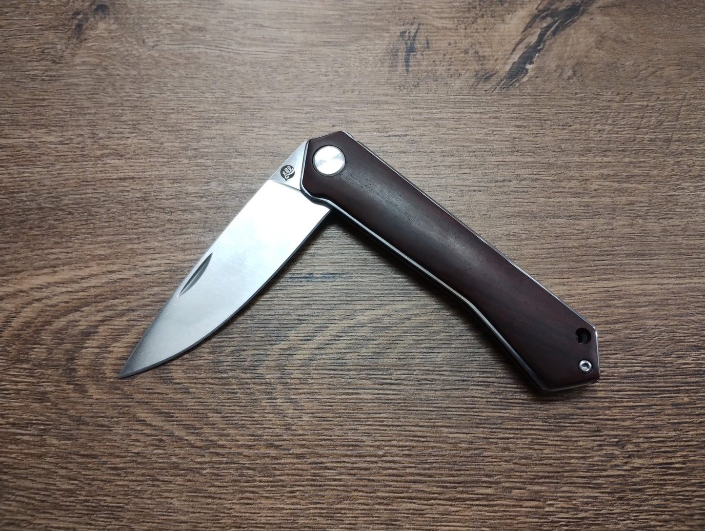 Nóż składany kieszonkowy ze stali nierdzewnej z rękojeścią z drewna sandałowego