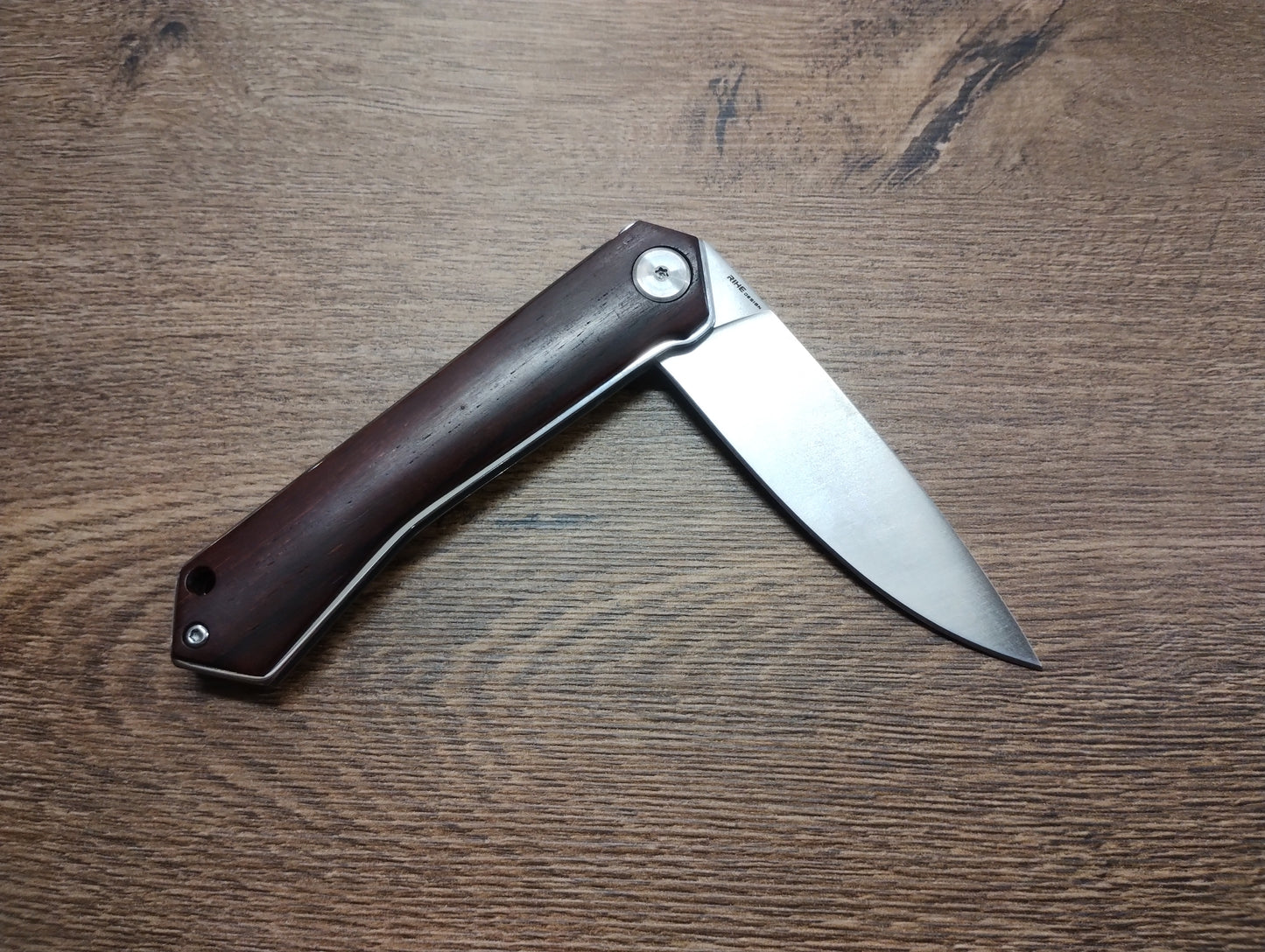 Nóż składany kieszonkowy ze stali nierdzewnej z rękojeścią z drewna sandałowego