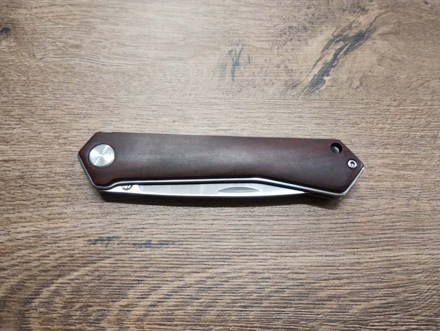 Nóż składany kieszonkowy ze stali nierdzewnej z rękojeścią z drewna sandałowego