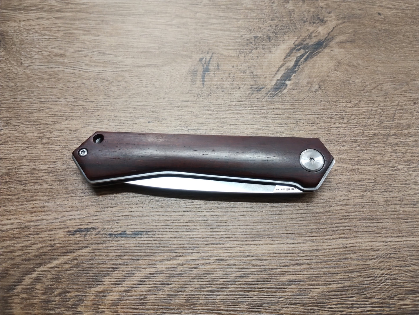 Nóż składany kieszonkowy ze stali nierdzewnej z rękojeścią z drewna sandałowego