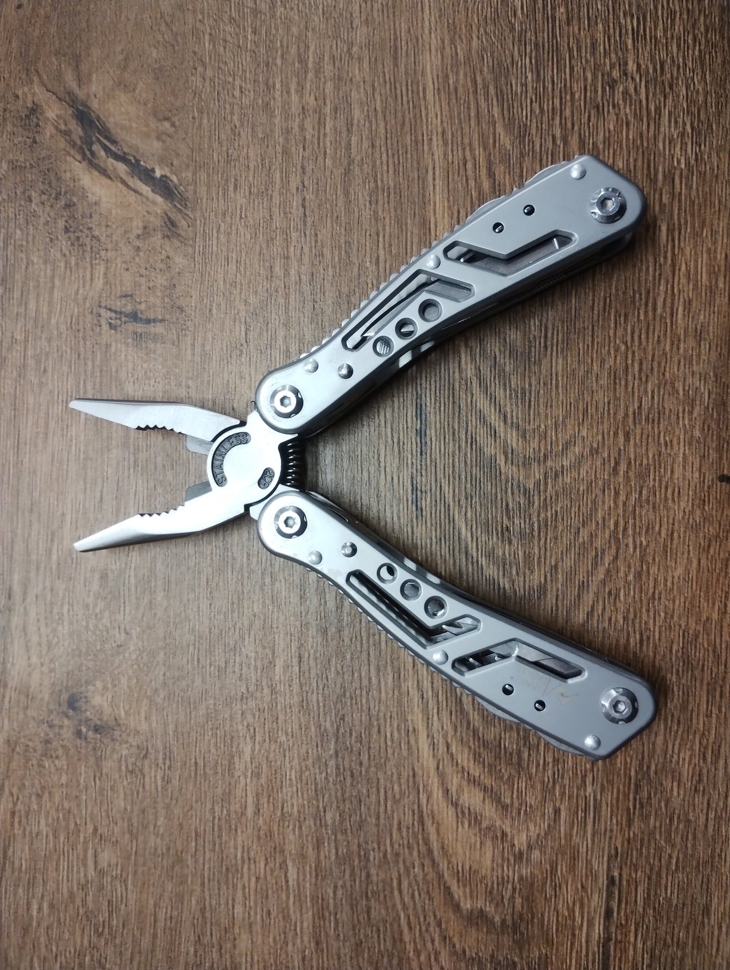 Multitool 24w1 – stal nierdzewna 420 z zestawem bitów i etui