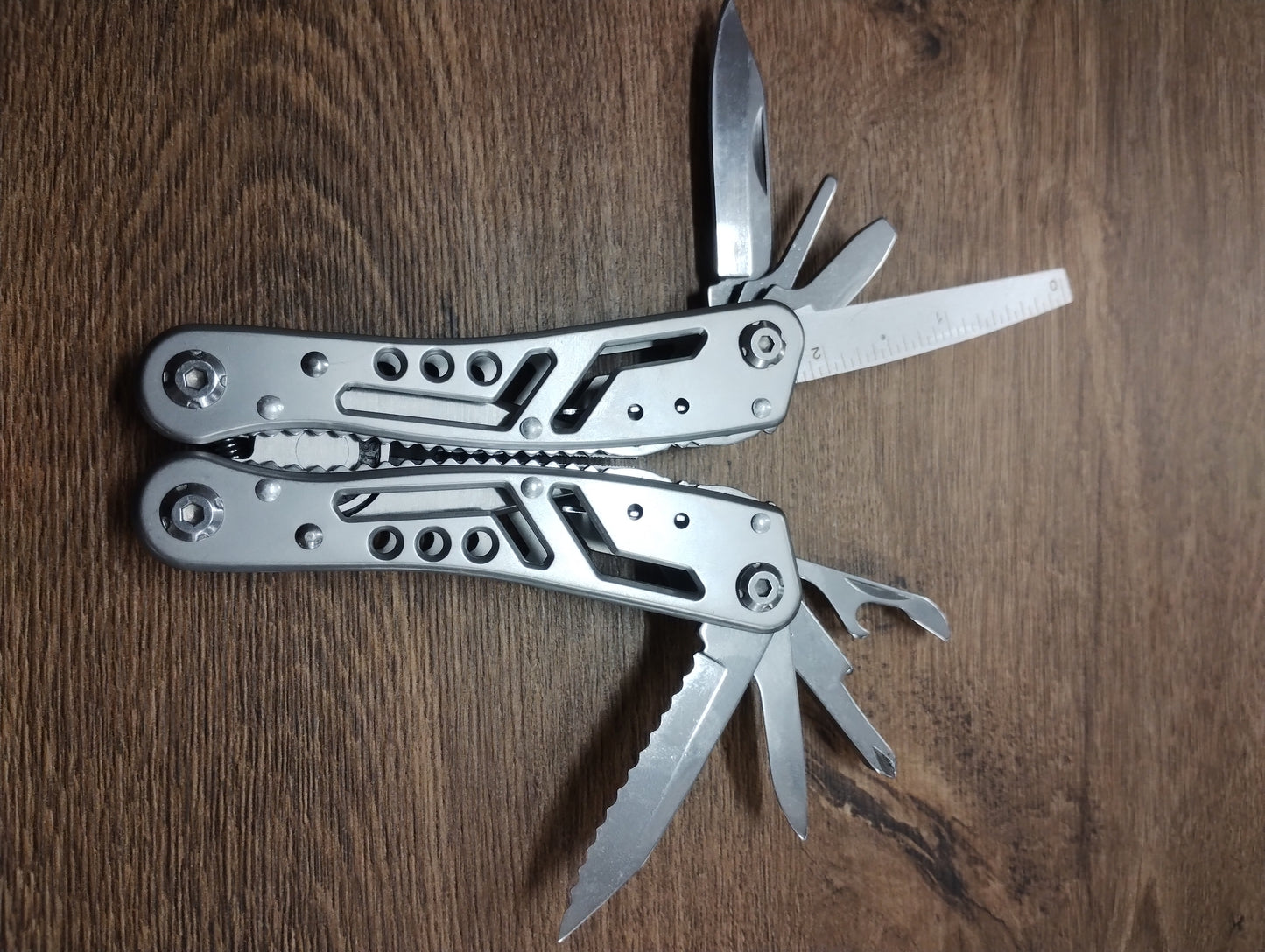 Multitool 24w1 – stal nierdzewna 420 z zestawem bitów i etui