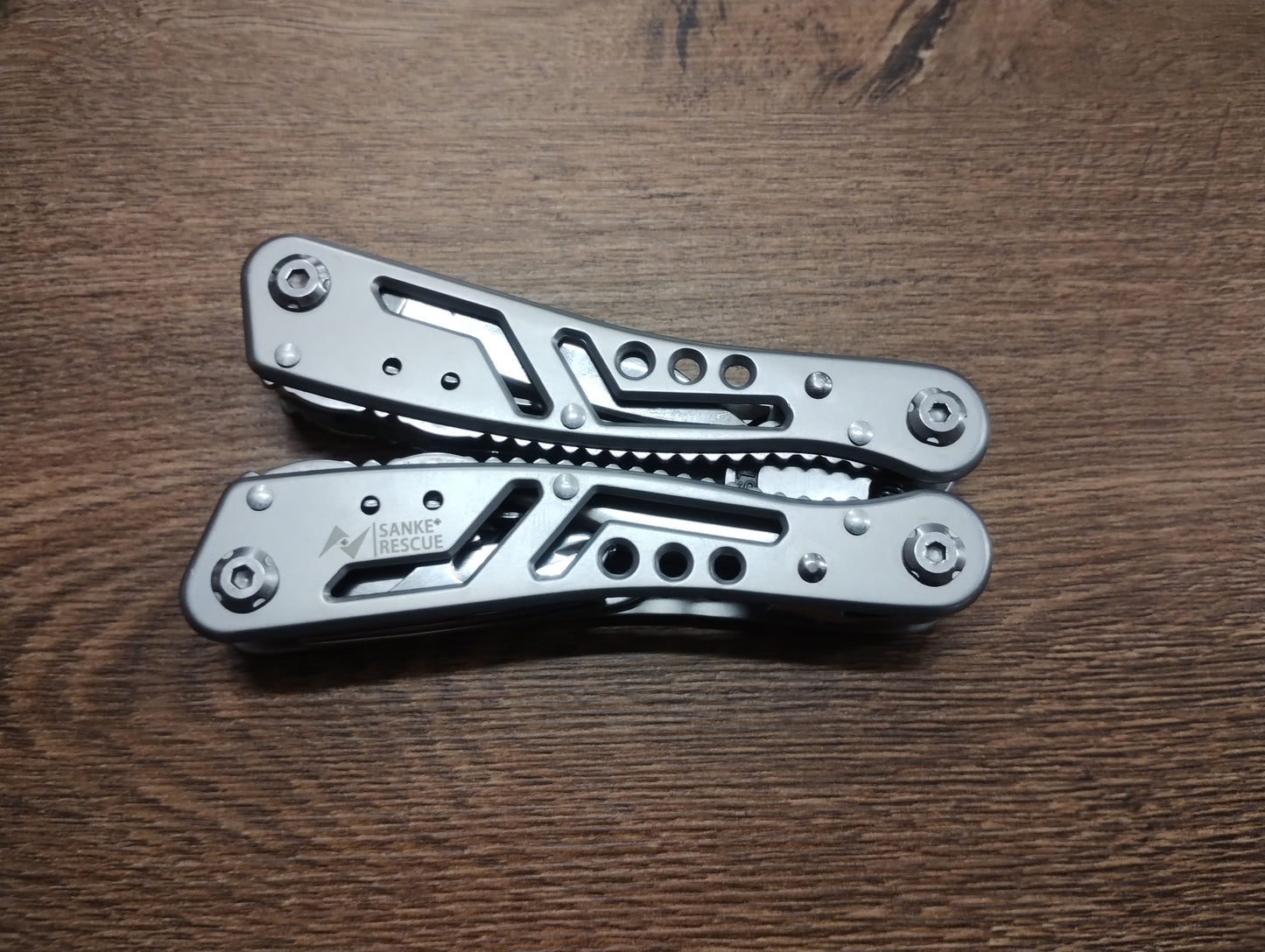 Multitool 24w1 – stal nierdzewna 420 z zestawem bitów i etui