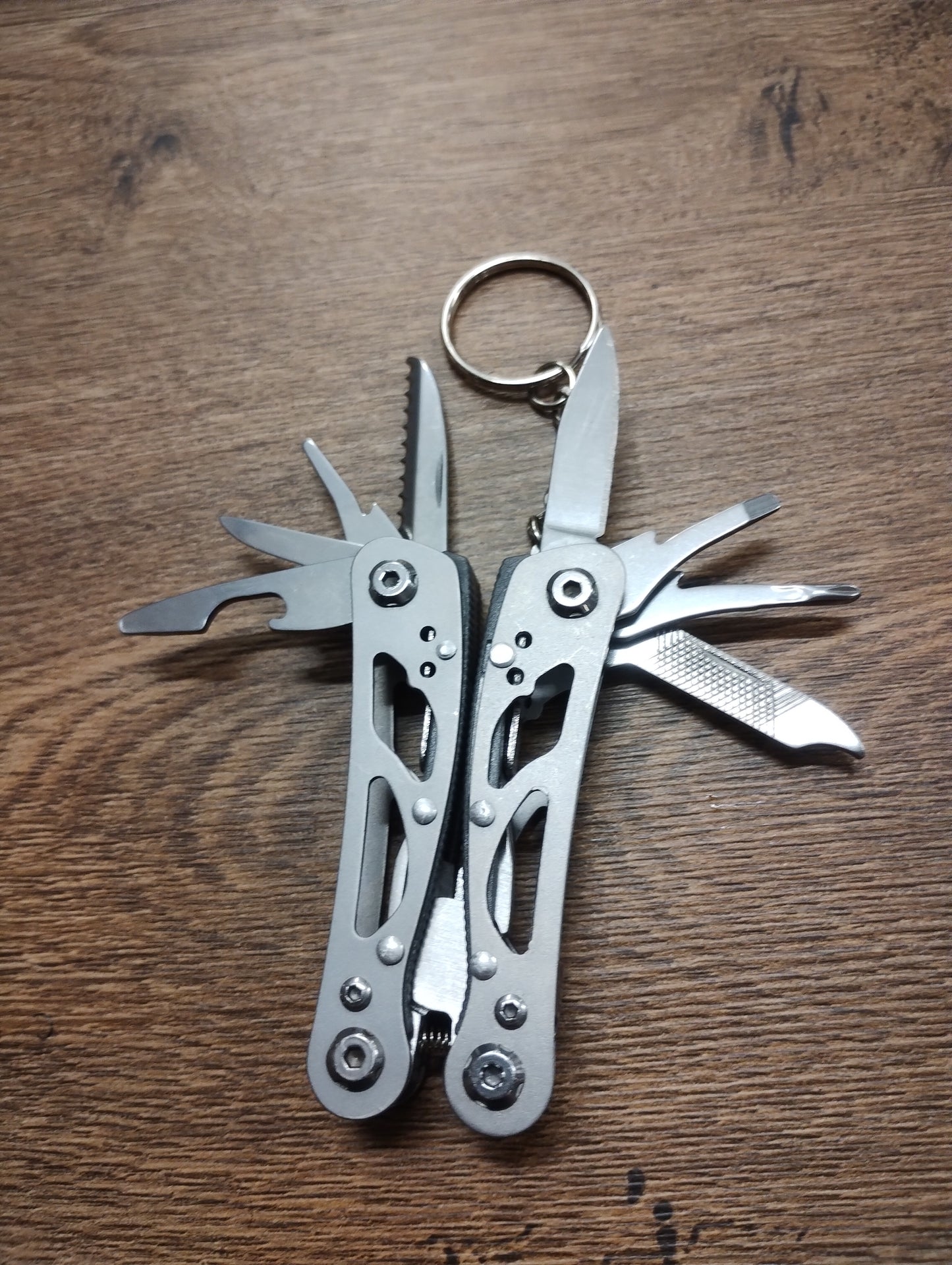 Multitool kieszonkowy 12w1 – kompaktowe szczypce wielofunkcyjne + pokrowiec