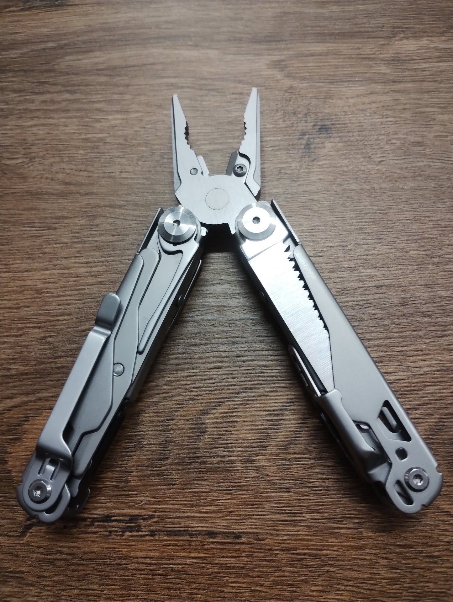 Multitool 19w1 – stal nierdzewna, nóż, piła, bity, etui EDC
