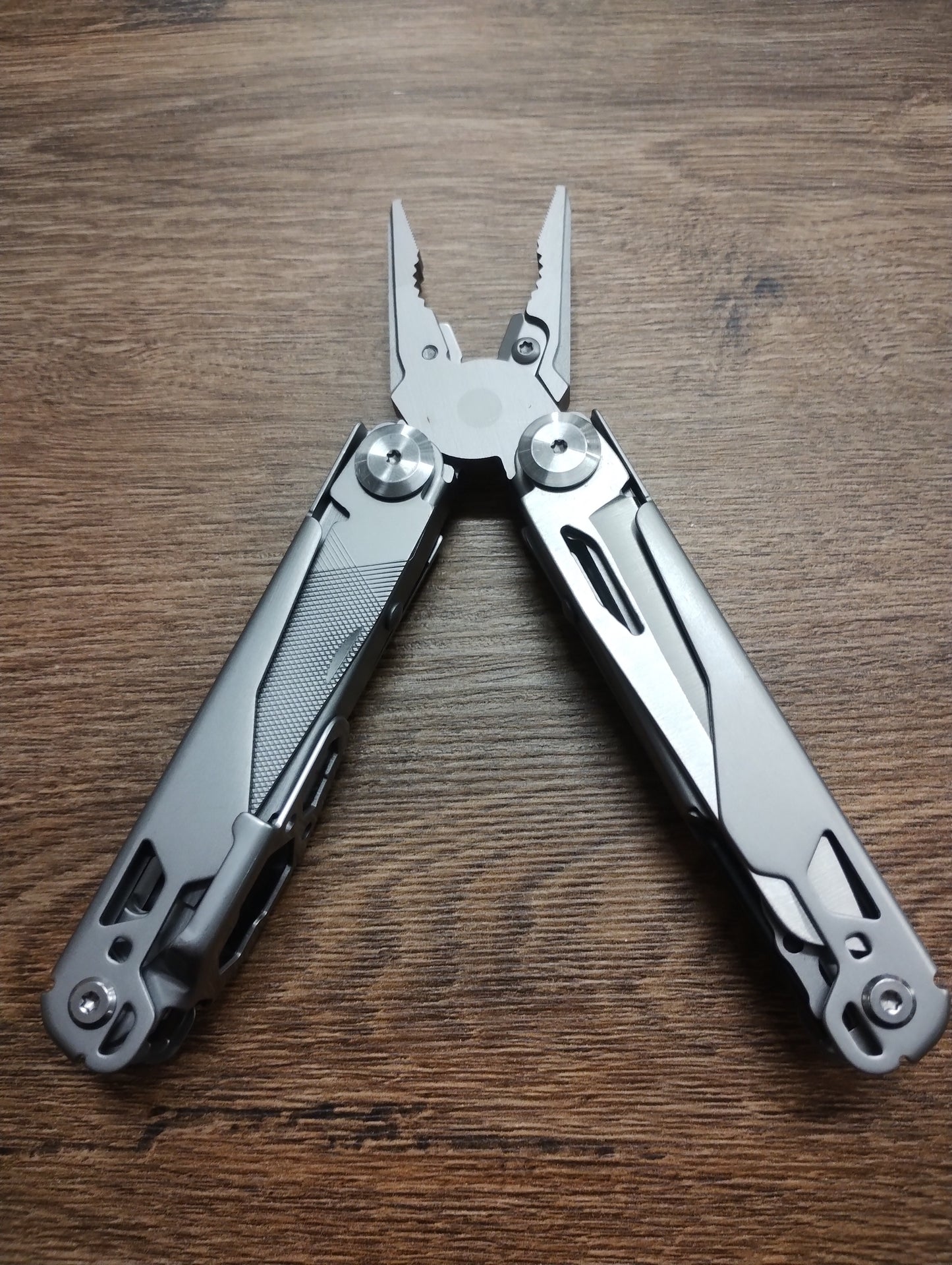 Multitool 19w1 – stal nierdzewna, nóż, piła, bity, etui EDC