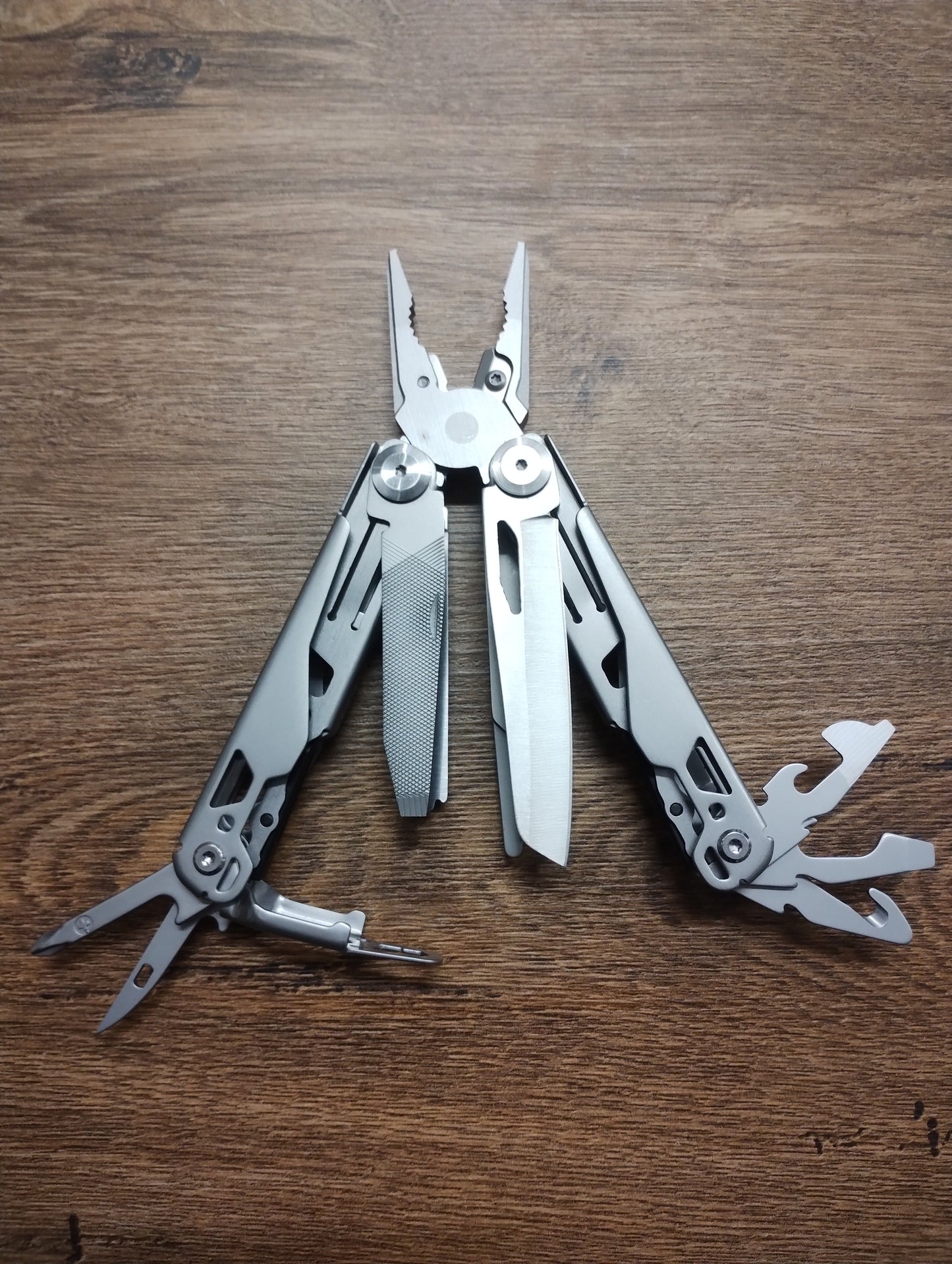 Multitool 19w1 – stal nierdzewna, nóż, piła, bity, etui EDC