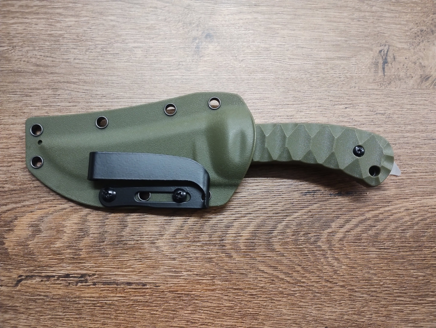 Nóż z ostrzem stałym – stal nierdzewna, pochwa kydex, wytrzymały EDC