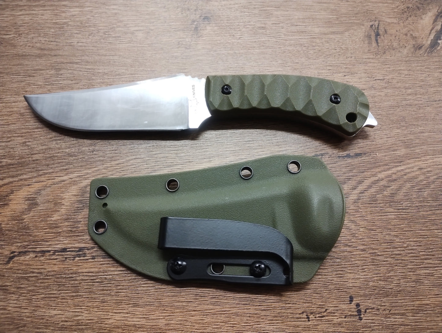 Nóż z ostrzem stałym – stal nierdzewna, pochwa kydex, wytrzymały EDC