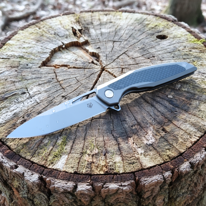 Nóż składany z ostrzem D2 i rękojeścią 420 z wkładką z włókna węglowego