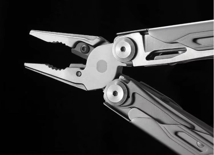 Wielofunkcyjny Multitool Survivalowy z 16 Narzędziami – Stal Nierdzewna