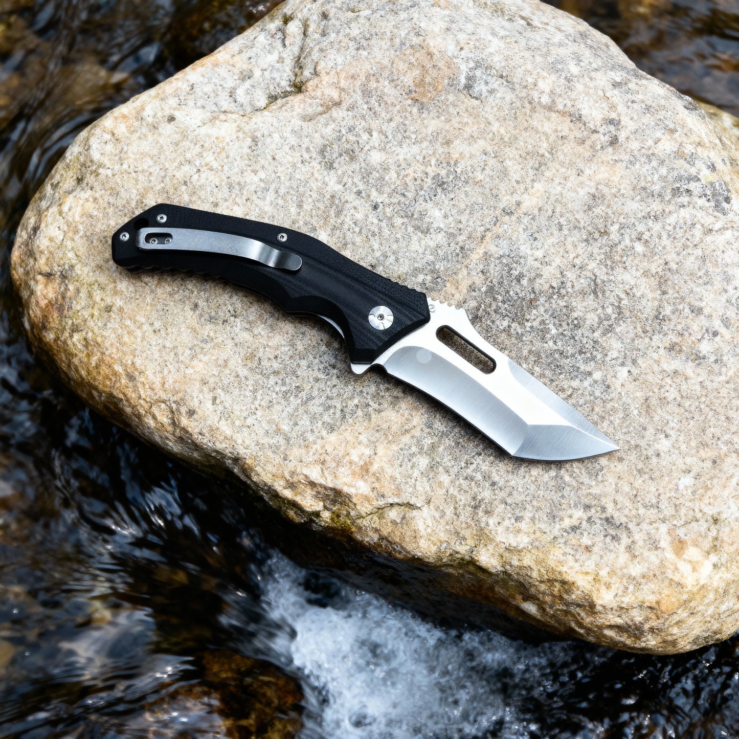 Nóż składany z ostrzem D2 i rękojeścią G10