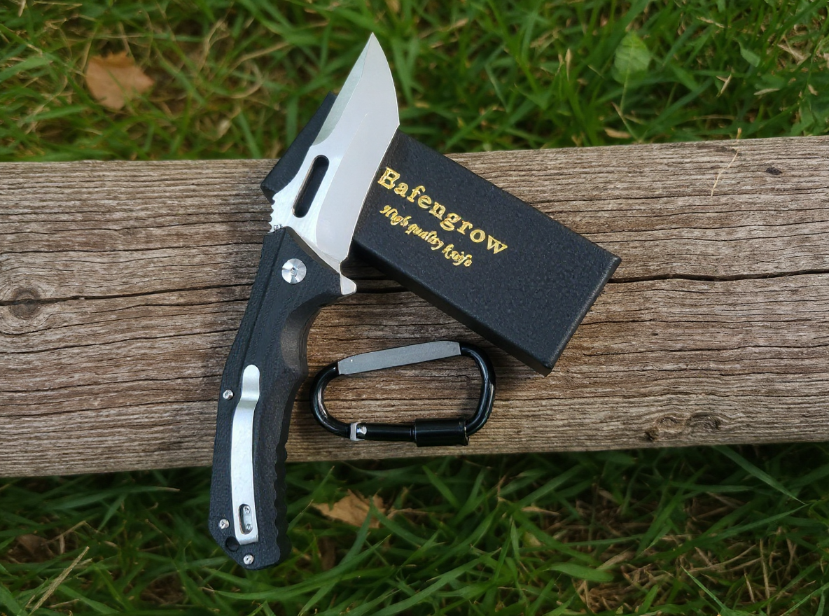 Nóż składany z ostrzem D2 i rękojeścią G10